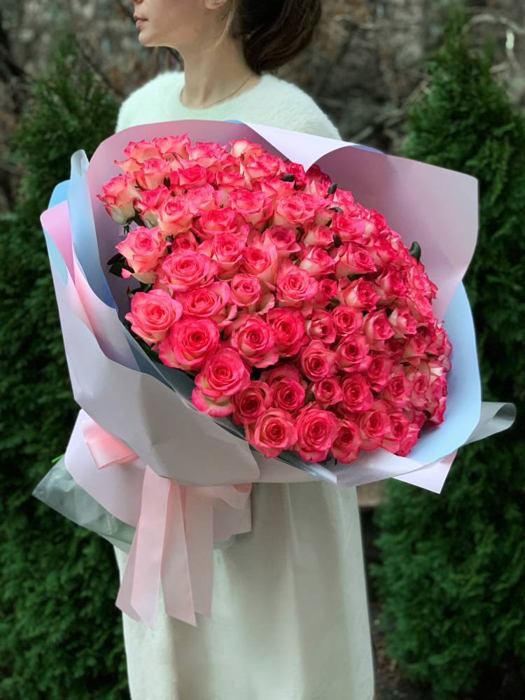 bouquet of 101 Jumilia roses in packaging