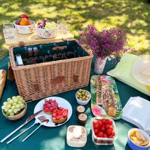 Picnic basket in green leather fabric - 4 people - flowers delivery Dubai