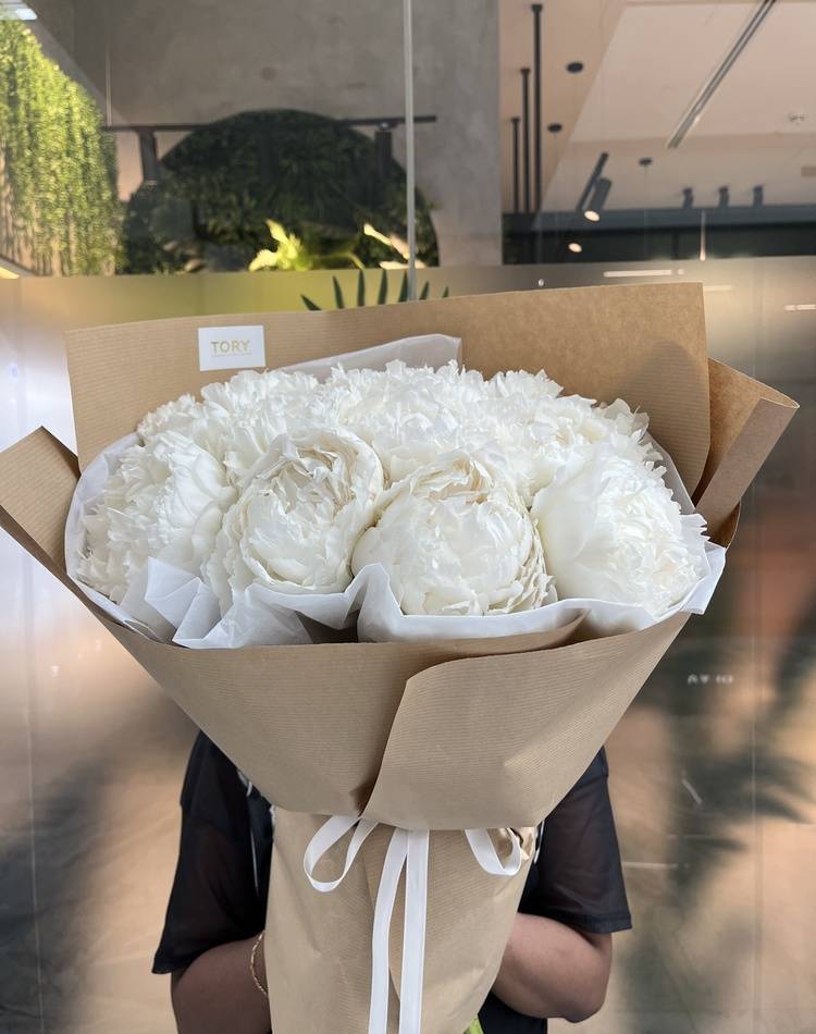 Bouquet of 15 white peonies