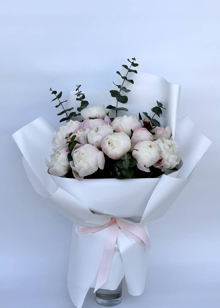 Bouquet of 15 white peonies